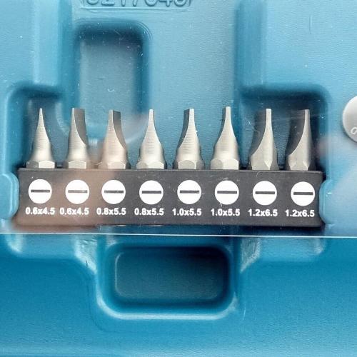 Avvitatore a batteria Makita DF001DW 1/4" 6Nm 200rpm con 1 batterie da 1.5Ah 3.6V Li-Ion + 81 accessori + custodia