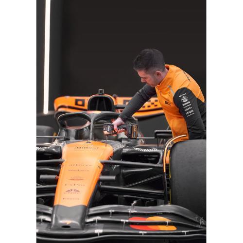 Avvitatore a impulsi a batteria DeWalt DCF85MP2T-QW da 1/4", 205 Nm, 3250 giri/min, 3800 colpi/min, 2 batterie da 5 Ah agli ioni di litio da 18 V con custodia.    