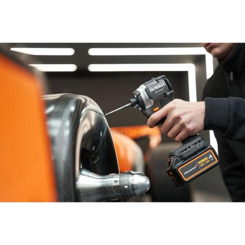 Avvitatore a impulsi a batteria DeWalt DCF85MP2T-QW da 1/4", 205 Nm, 3250 giri/min, 3800 colpi/min, 2 batterie da 5 Ah agli ioni di litio da 18 V con custodia.    