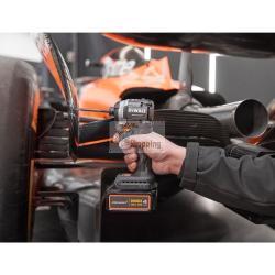 Avvitatore a impulsi a batteria DeWalt DCF85MP2T-QW da 1/4", 205 Nm, 3250 giri/min, 3800 colpi/min, 2 batterie da 5 Ah agli ioni di litio da 18 V con custodia.    