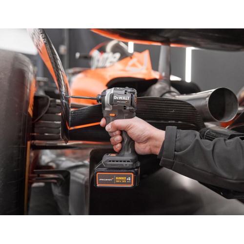 Avvitatore a impulsi a batteria DeWalt DCF85MP2T-QW da 1/4", 205 Nm, 3250 giri/min, 3800 colpi/min, 2 batterie da 5 Ah agli ioni di litio da 18 V con custodia.    