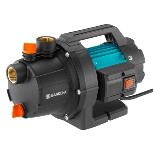 Gardena Gartenpumpe 3000 / 4 BASIC, pompa da giardino della linea BASIC ideale per l'irrigazione e l'approvvigionamento idrico domestico.