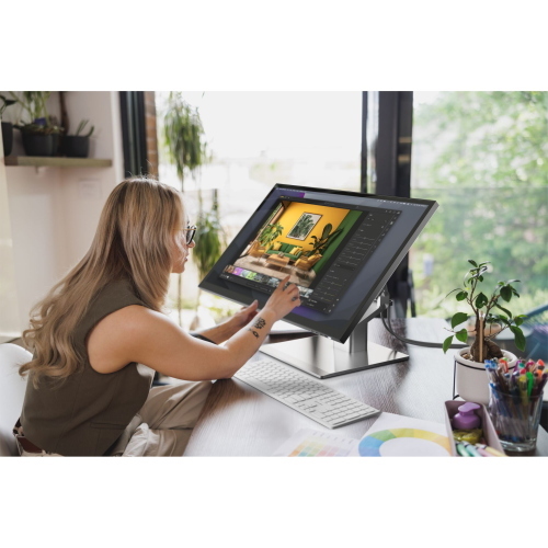 Alogic Clarity Pro Touch 27 pollici UHD 4K monitor touch con supporto pieghevole Fold Stand per interazione diretta.