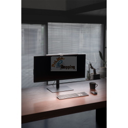 BenQ Screenbar Pro è una lampada da monitor in argento dal design compatto, ideale per illuminare la scrivania senza ingombro.