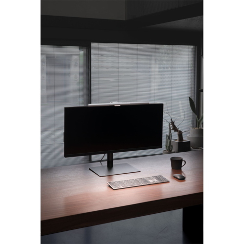 BenQ Screenbar Pro è una lampada da monitor in argento dal design compatto, ideale per illuminare la scrivania senza ingombro.