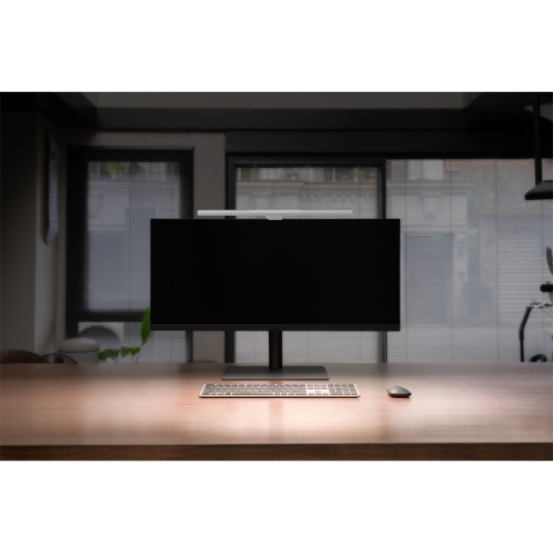 BenQ Screenbar Pro è una lampada da monitor in argento dal design compatto, ideale per illuminare la scrivania senza ingombro.