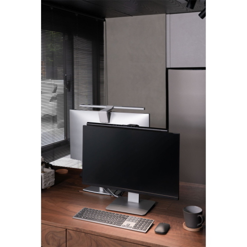 BenQ Screenbar Pro è una lampada da monitor in argento dal design compatto, ideale per illuminare la scrivania senza ingombro.