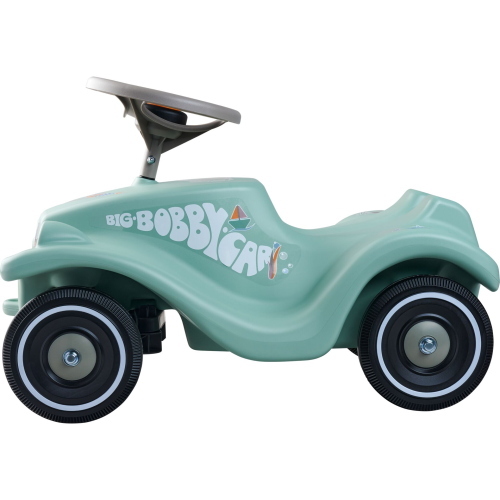 BIG Bobby Car Classic Green Sea è il veicolo a spinta per bambini dal design iconico firmato BIG, ora nella vivace colorazione verde mare.