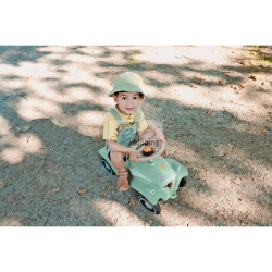 BIG Bobby Car Classic Green Sea è il veicolo a spinta per bambini dal design iconico firmato BIG, ora nella vivace colorazione verde mare.
