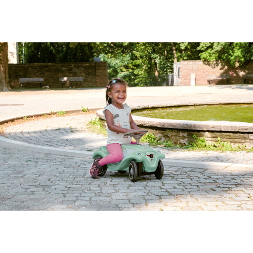 BIG Bobby Car Classic Green Sea è il veicolo a spinta per bambini dal design iconico firmato BIG, ora nella vivace colorazione verde mare.
