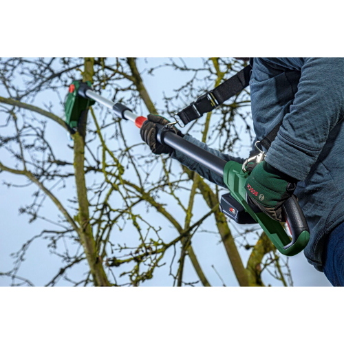 Bosch UniversalChainPole 18 è un tagliarami telescopico a batteria per potatura rami alti, corpo macchina senza batteria compatibile con sistema Bosch 18V.