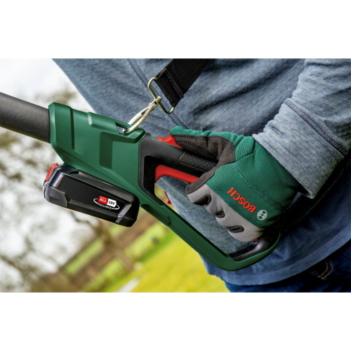 Bosch UniversalChainPole 18 è un tagliarami telescopico a batteria per potatura rami alti, corpo macchina senza batteria compatibile con sistema Bosch 18V.