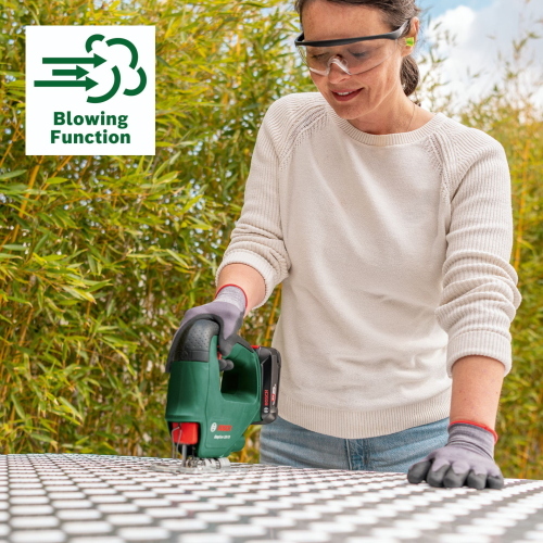 Bosch EasySaw 18V-70 è un seghetto alternativo a batteria cordless della linea EasySaw, progettato per tagli pratici e maneggevoli con sistema Bosch da 18V.