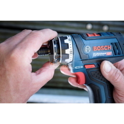 Bosch GSR 12V-15 FC è un trapano avvitatore a batteria da 12 volt con sistema FlexiClick per cambio rapido della testa di lavoro.