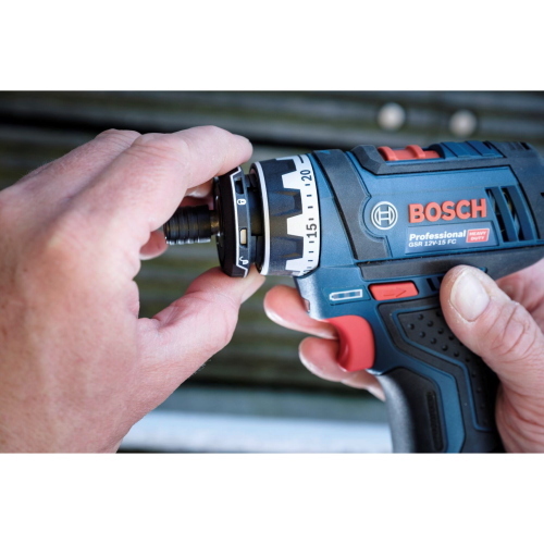 Bosch GSR 12V-15 FC è un trapano avvitatore a batteria da 12 volt con sistema FlexiClick per cambio rapido della testa di lavoro.