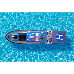 Carson Polizeiboot 2,4G 100% RTR è un battello radiocomandato della polizia pronto all'uso con tecnologia a 2,4 GHz per un controllo stabile e senza interferenze.