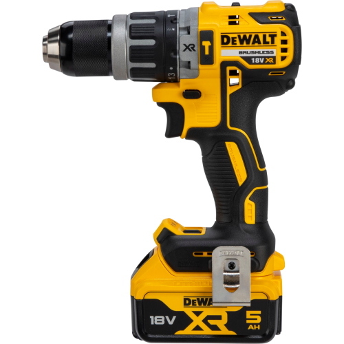 DeWalt DCK266P2T-QW è un set di utensili a batteria progettato per offrire potenza e versatilità nei lavori di fai da te e professionali.