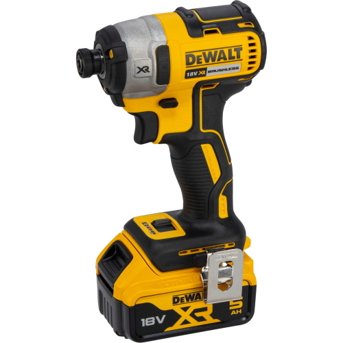 DeWalt DCK266P2T-QW è un set di utensili a batteria progettato per offrire potenza e versatilità nei lavori di fai da te e professionali.
