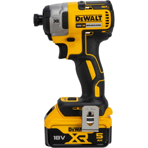 DeWalt DCK266P2T-QW è un set di utensili a batteria progettato per offrire potenza e versatilità nei lavori di fai da te e professionali.