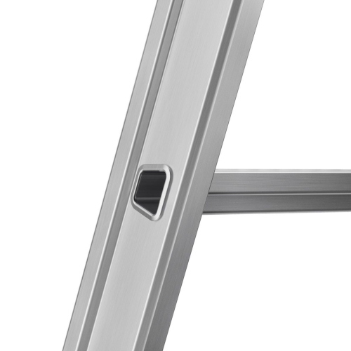 La scala Hailo Master D100 2 x 4 Stufen-Leiter è una scala doppia in alluminio con 8 gradini antiscivolo, versatile come scala autoportante o due scale singole.