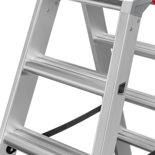 La scala Hailo Master D100 2 x 4 Stufen-Leiter è una scala doppia in alluminio con 8 gradini antiscivolo, versatile come scala autoportante o due scale singole.