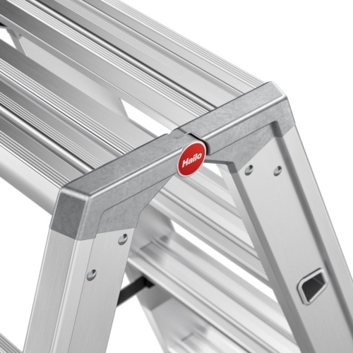 La scala Hailo Master D100 2 x 4 Stufen-Leiter è una scala doppia in alluminio con 8 gradini antiscivolo, versatile come scala autoportante o due scale singole.