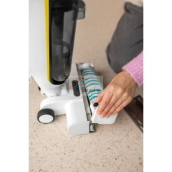 Kärcher FCV 4 Dry Pet&Home è un aspirapolvere a secco senza fili per superfici dure e tappeti, ideale per rimuovere peli di animali domestici.