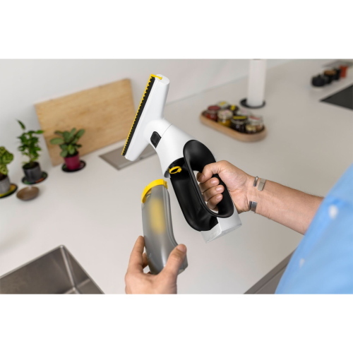 Kärcher WV 2 Universal Care è un pratico pulitore per vetri senza fili, ideale per una pulizia rapida e senza aloni su superfici lisce.