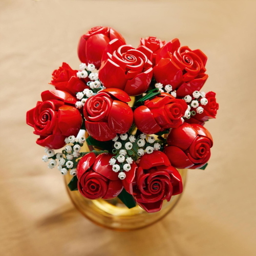 LEGO Icons 10328 Rosenstrauß è un set da costruzione per adulti con un bouquet di rose in mattoncini.