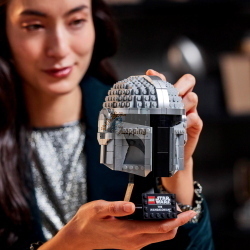 LEGO Star Wars 75328 Mandalorianer Helm è un set per costruire l'elmo Mandaloriano, ideale per i fan di Star Wars.