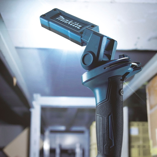 Makita DML816X è una lampada a batteria cordless, ideale per illuminazione portatile in cantiere.