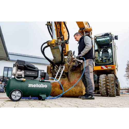 Il Metabo Basic 400-50 V Kompressor è un compressore d’aria con serbatoio da 50 litri e potenza di 400 watt per applicazioni di base.