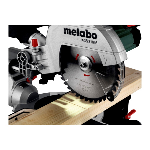 Metabo Set KGS 216 M + KSU 251, troncatrice professionale con supporto per tagli precisi e stabilità in cantiere.