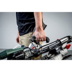 Metabo Set KGS 216 M + KSU 251, troncatrice professionale con supporto per tagli precisi e stabilità in cantiere.