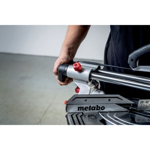 Metabo Set KGS 216 M + KSU 251, troncatrice professionale con supporto per tagli precisi e stabilità in cantiere.