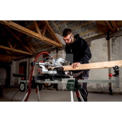 Metabo Set KGS 216 M + KSU 251, troncatrice professionale con supporto per tagli precisi e stabilità in cantiere.