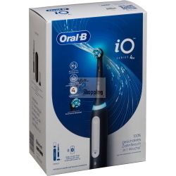 Oral-B iO Series 4 è uno spazzolino elettrico nero opaco con custodia da viaggio inclusa.