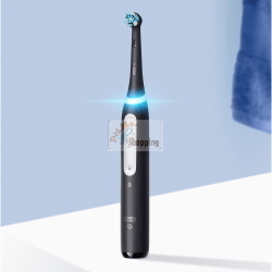 Oral-B iO Series 4 è uno spazzolino elettrico nero opaco con custodia da viaggio inclusa.