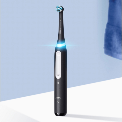 Oral-B iO Series 4 è uno spazzolino elettrico nero opaco con custodia da viaggio inclusa.