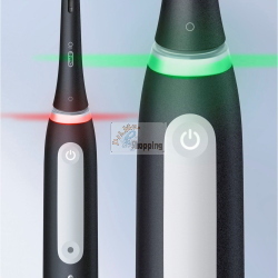 Oral-B iO Series 4 è uno spazzolino elettrico nero opaco con custodia da viaggio inclusa.