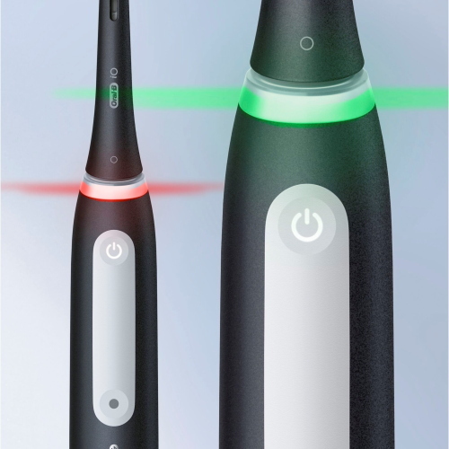 Oral-B iO Series 4 è uno spazzolino elettrico nero opaco con custodia da viaggio inclusa.