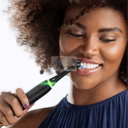 Oral-B iO Series 4 è uno spazzolino elettrico nero opaco con custodia da viaggio inclusa.