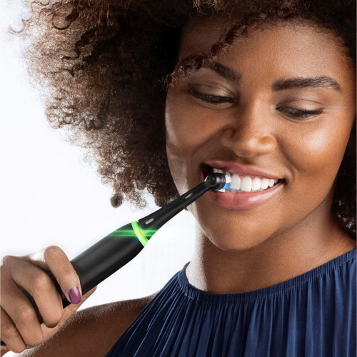 Oral-B iO Series 4 è uno spazzolino elettrico nero opaco con custodia da viaggio inclusa.