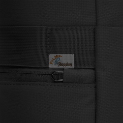 Pacsafe GO 25L zaino nero jet con capacità di 25 litri, ideale per viaggi e uso quotidiano.