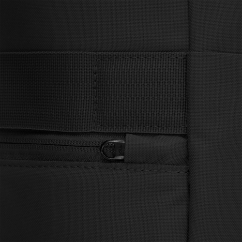 Pacsafe GO 25L zaino nero jet con capacità di 25 litri, ideale per viaggi e uso quotidiano.