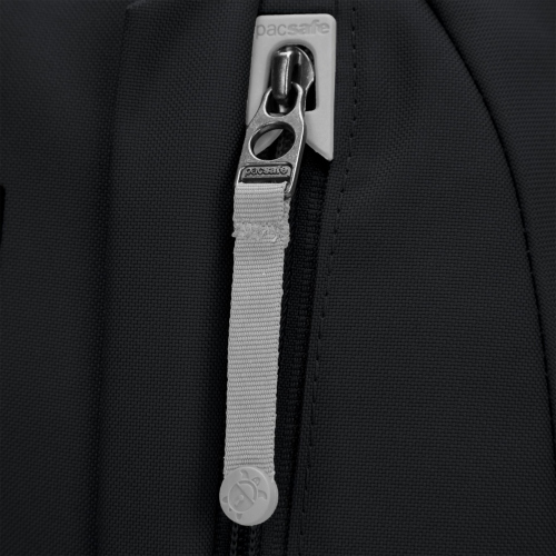 Pacsafe GO 25L zaino nero jet con capacità di 25 litri, ideale per viaggi e uso quotidiano.