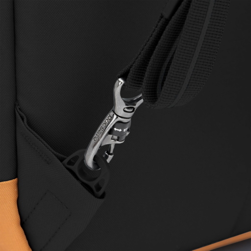 Pacsafe GO 25L zaino nero jet con capacità di 25 litri, ideale per viaggi e uso quotidiano.