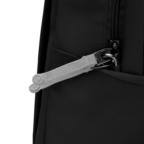 Pacsafe GO 25L zaino nero jet con capacità di 25 litri, ideale per viaggi e uso quotidiano.