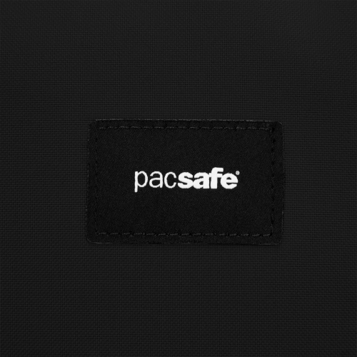 Pacsafe GO 25L zaino nero jet con capacità di 25 litri, ideale per viaggi e uso quotidiano.