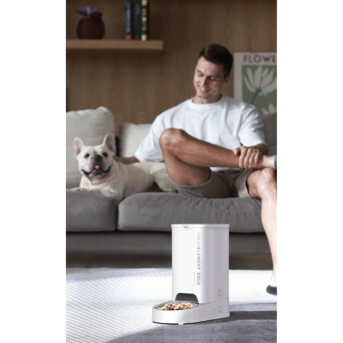 PETKIT Fresh Element SOLO New-White (P570a) è una ciotola automatica per animali domestici di colore bianco, ideale per l’alimentazione programmata di cani e gatti.